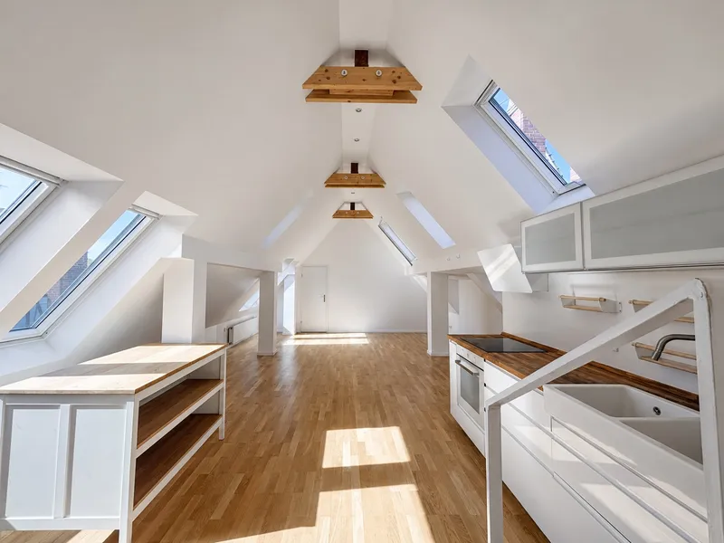 Helle und großzügige Dachgeschosswohnung – hochwertig saniert — photo 1